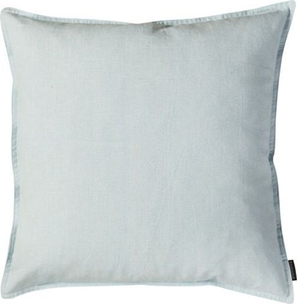 Tilbud på Stribet Pude i Chambray Blue (50x50cm) (Speedtsberg) fra Basic & More til 127 kr.