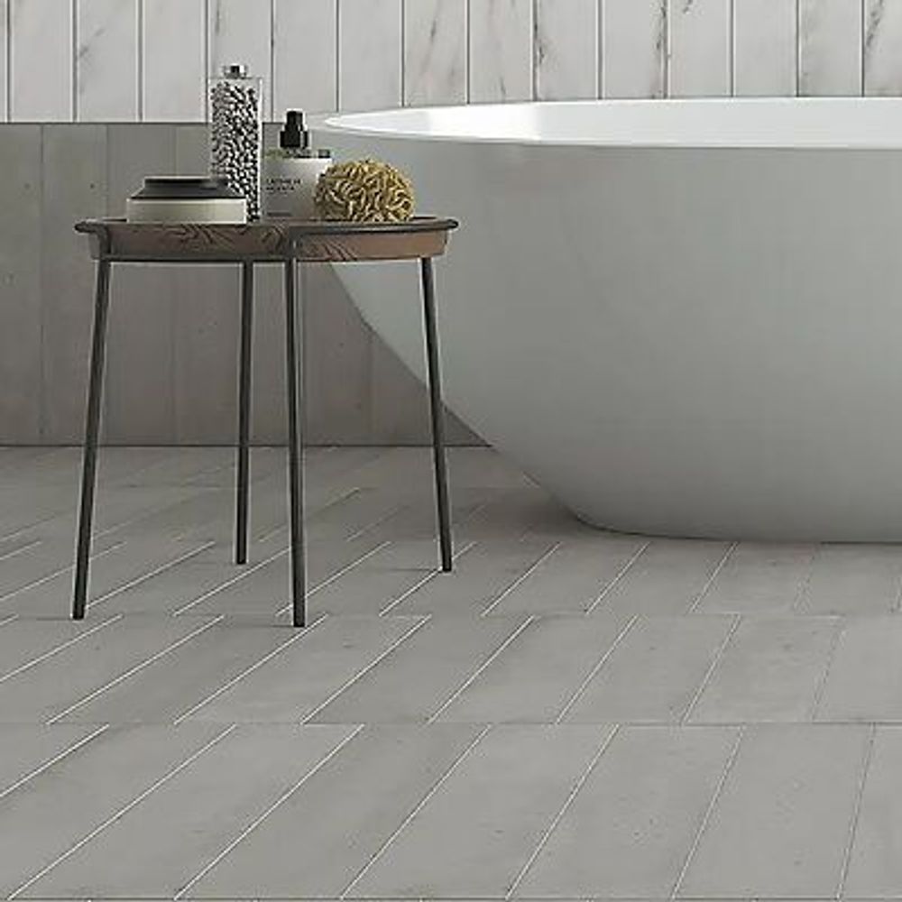 Tilbud på Concrete Strip, Ash Grey 10x50 Flis fra Flisekompaniet til 1 189 kr