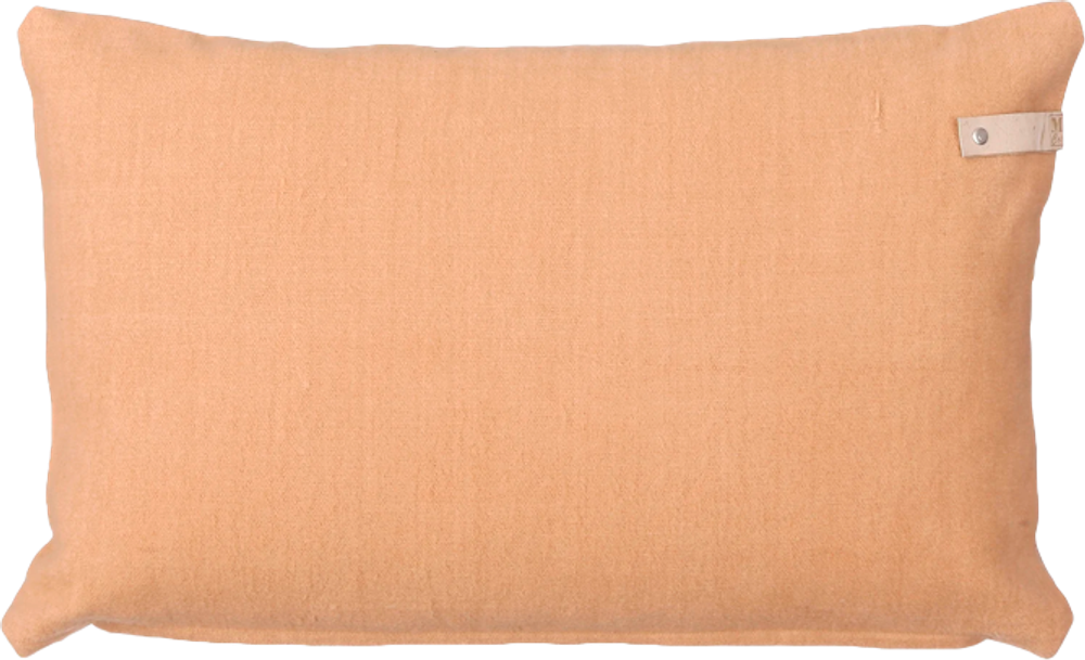 Tilbud på Pyntepude i Beige (35x55cm) fra Basic & More til 68 kr.