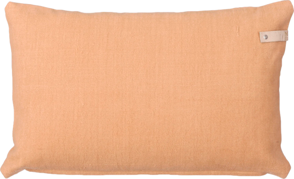 Tilbud på Pyntepude i Beige (35x55cm) fra Basic & More til 68 kr.