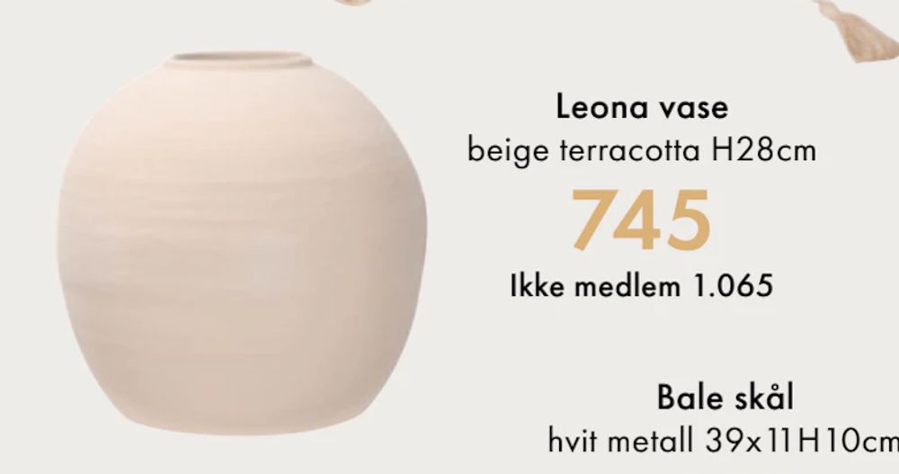 Tilbud på Leona vase beige terracotta H28cm fra Fagmøbler til 1 065 kr